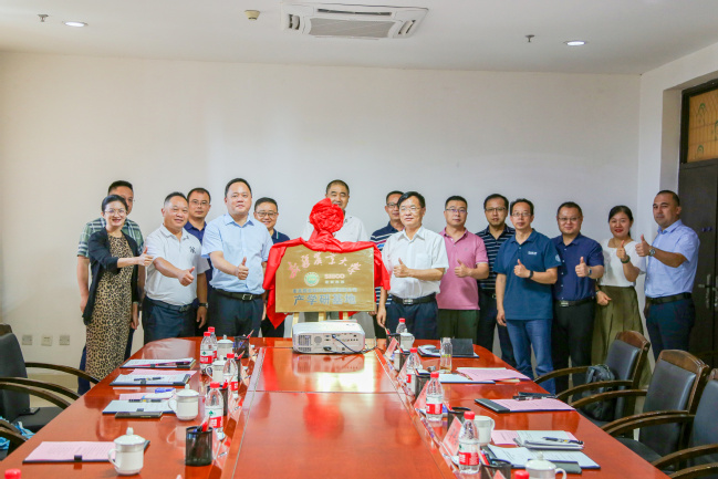 July 24, Xinjiang Agricultural University and  Siiico Technology Mulch Film Co., Ltd. held the school-enterprise cooperation and exchange and the unveiling ceremony of the industry-university-research base.